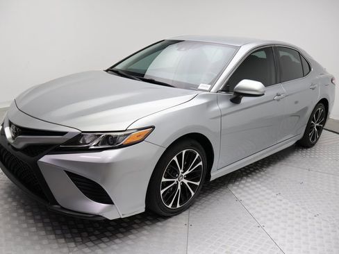 Certified 2020 Toyota Camry SE image 1
