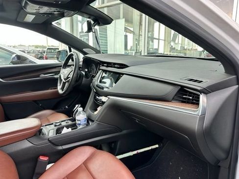 Used 2025 Cadillac XT5 Premium Luxury w/ LPO, Red Accent Package FWD image 9