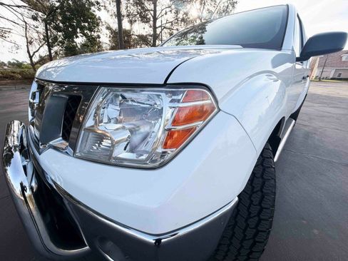 Used 2010 Nissan Frontier SE image 11