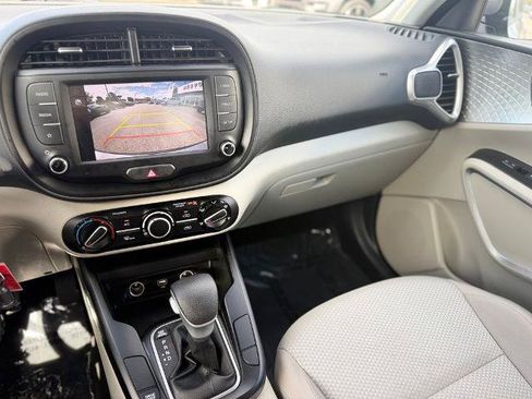 Used 2025 Kia Soul LX w/ LX Technology Package FWD image 19