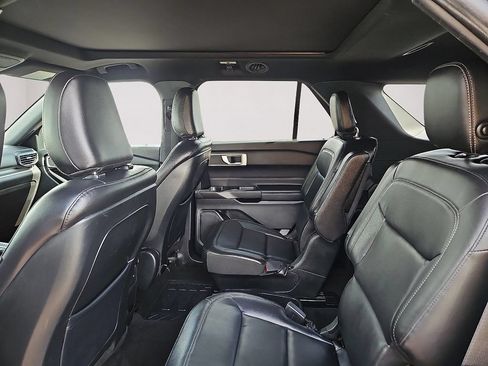 Used 2020 Ford Explorer XLT w/ Equipment Group 202A AWD/4WD image 18