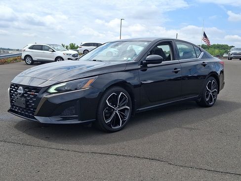 Used 2024 Nissan Altima 2.5 SR w/ SR Premium Package FWD image 3
