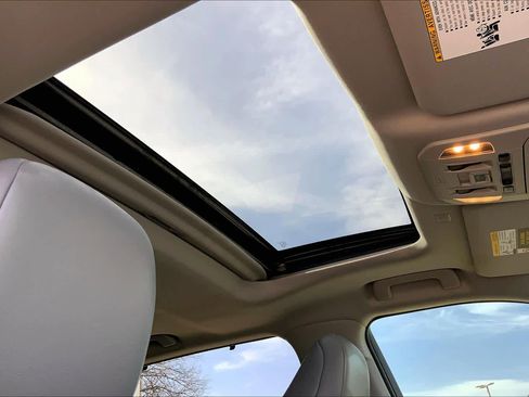 Used 2022 Toyota Highlander XLE image 14