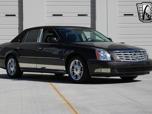 Used 2008 Cadillac DTS Performance w/ Platinum Edition image 3