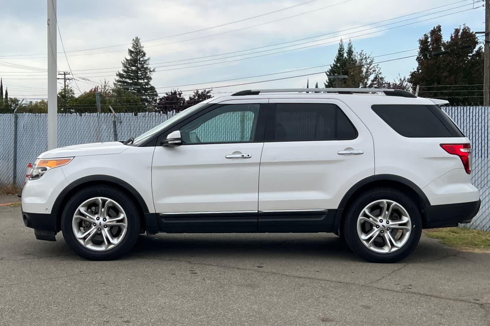 Used 2014 Ford Explorer Limited w/ Equipment Group 302A FWD image 2