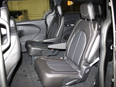 New 2026 Chrysler Pacifica Select w/ S Appearance Package image 24