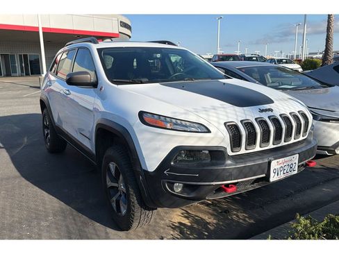 Used 2014 Jeep Cherokee Trailhawk w/ Comfort/Convenience Group AWD/4WD image 2