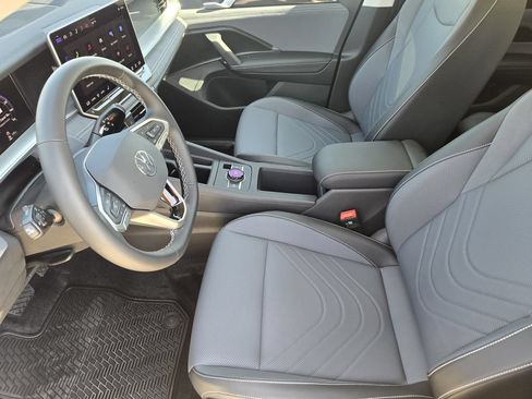 New 2026 Volkswagen Tiguan SE FWD image 12