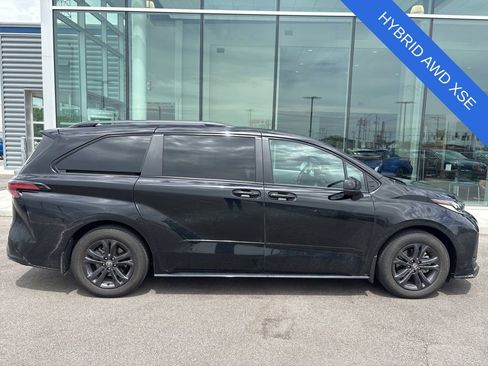 Used 2026 Toyota Sienna XSE AWD/4WD image 3