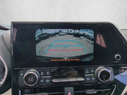 Used 2023 Toyota Highlander XLE FWD image 13