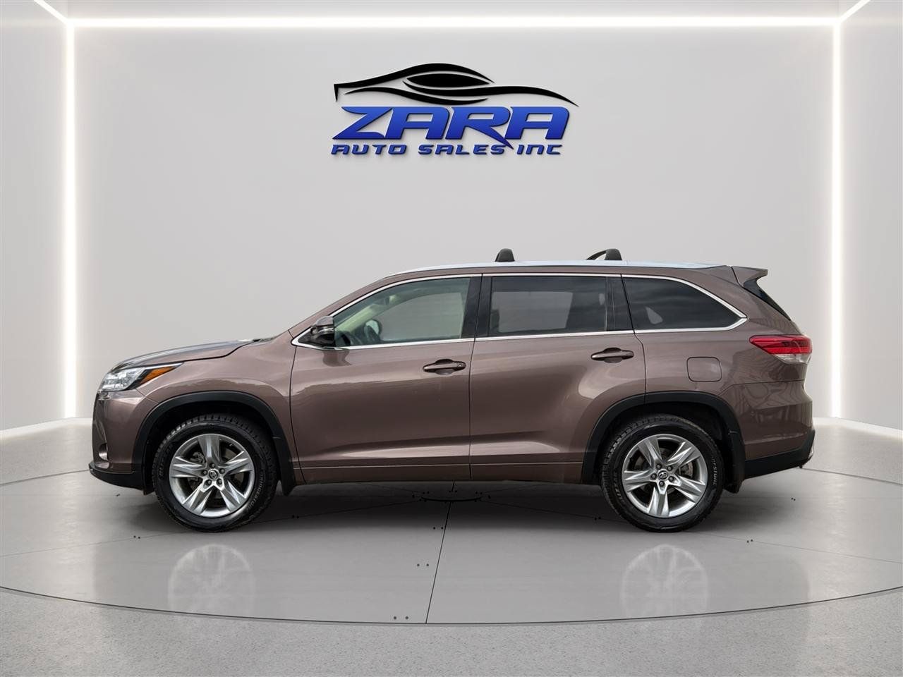 Used 2017 Toyota Highlander AWD V6 image 4