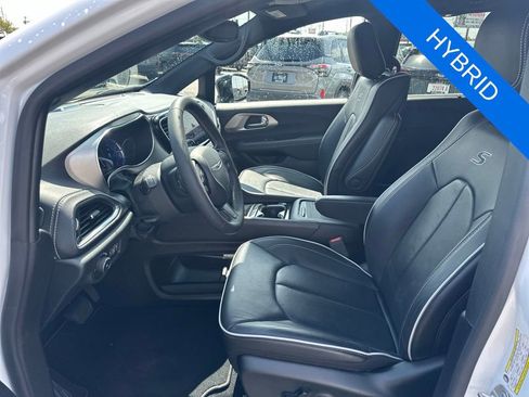 Used 2024 Chrysler Pacifica Premium FWD image 10