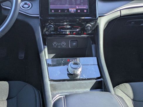 Used 2025 Jeep Grand Cherokee Laredo X RWD image 18