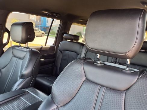 Used 2024 Jeep Wagoneer L Series II image 17