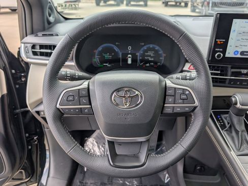 Used 2025 Toyota Sienna Limited AWD/4WD image 17