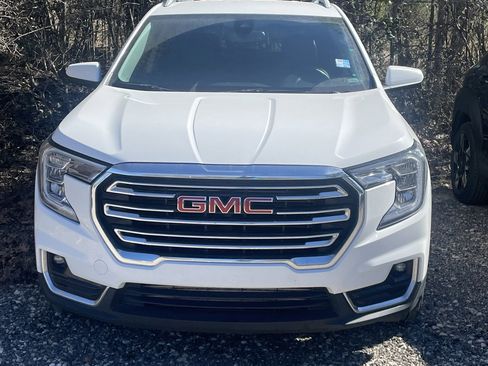 Used 2024 GMC Terrain SLT image 2