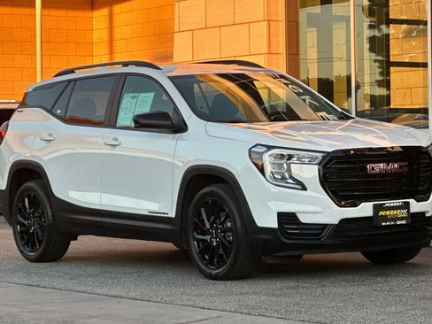 Used 2024 GMC Terrain SLE w/ Elevation Edition image 2