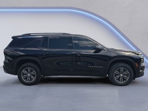 Used 2025 Chevrolet Traverse LT FWD image 7