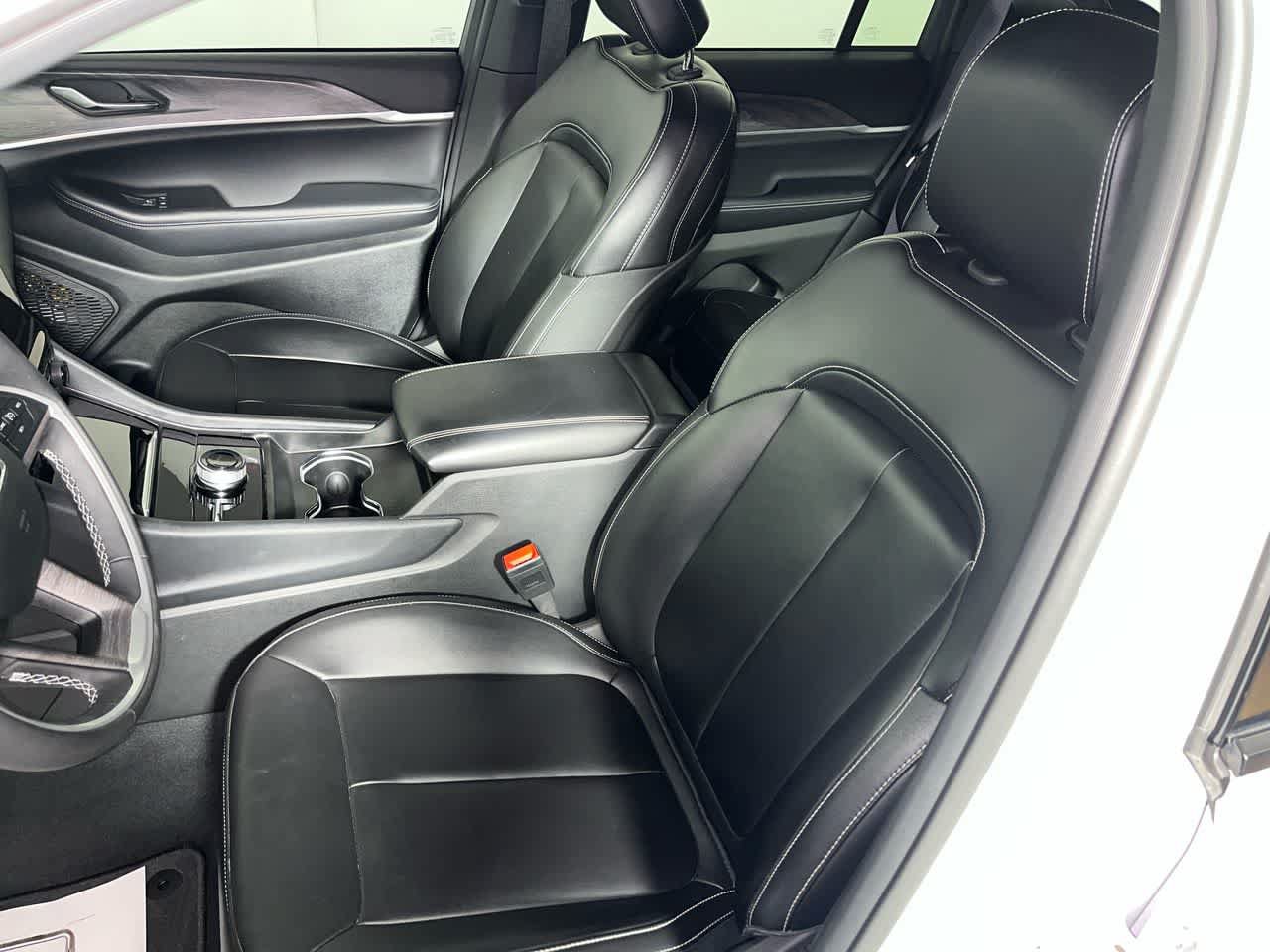 Used 2024 Jeep Grand Cherokee Limited w/ Black Appearance Package AWD/4WD image 15