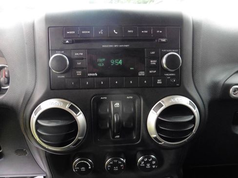 Used 2018 Jeep Wrangler Unlimited Sahara w/ Connectivity Group AWD/4WD image 9