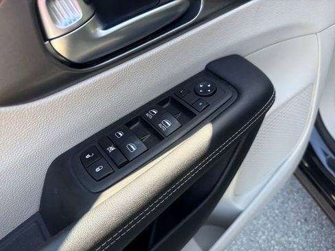 Used 2023 Chrysler Pacifica Touring-L FWD image 10