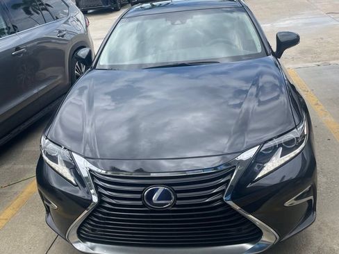 Used 2017 Lexus ES 300h w/ Luxury Package FWD image 2