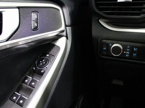 Used 2023 Ford Explorer XLT image 8