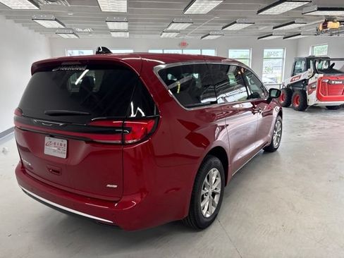 New 2027 Chrysler Pacifica Select AWD/4WD image 7