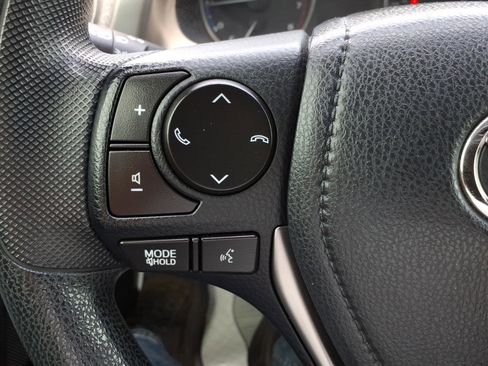 Used 2018 Toyota RAV4 LE FWD image 18