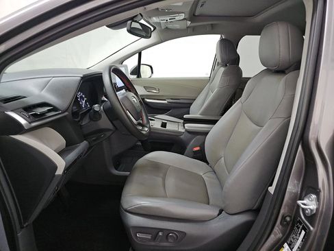 Used 2021 Toyota Sienna XLE FWD image 11