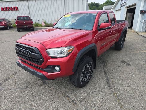 Used 2017 Toyota Tacoma SR5 AWD/4WD image 4