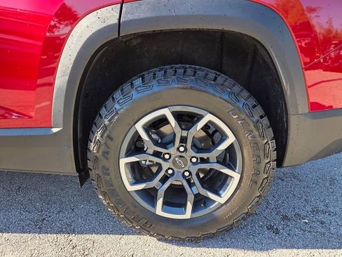 Used 2025 Chevrolet Equinox ACTIV w/ Safety and Technology Package AWD/4WD image 18