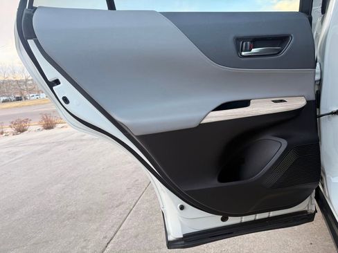 Used 2022 Toyota Venza Limited image 24