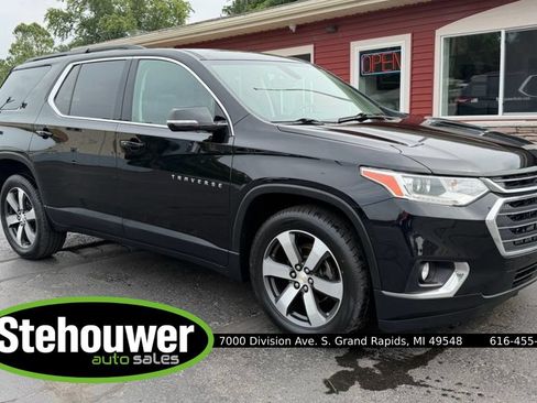 Used 2019 Chevrolet Traverse LT w/ LT Premium Package AWD/4WD image 1