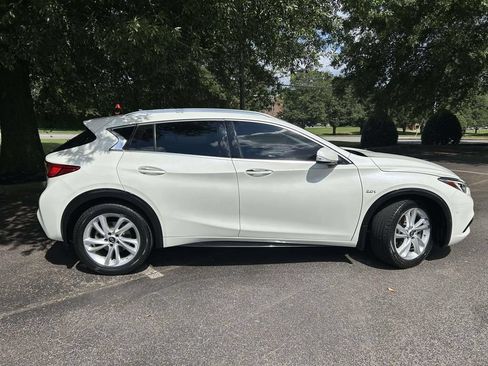 Used 2018 INFINITI QX30 Premium w/ Navigation Package FWD image 2
