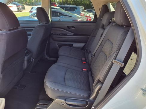 Used 2024 Nissan Pathfinder SV image 11