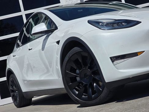 Used 2021 Tesla Model Y Long Range image 12
