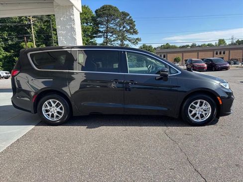 Used 2023 Chrysler Pacifica Touring-L FWD image 20