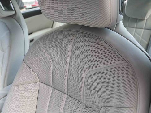 Used 2025 BMW 760i xDrive w/ Luxury Rear Seating Package image 21