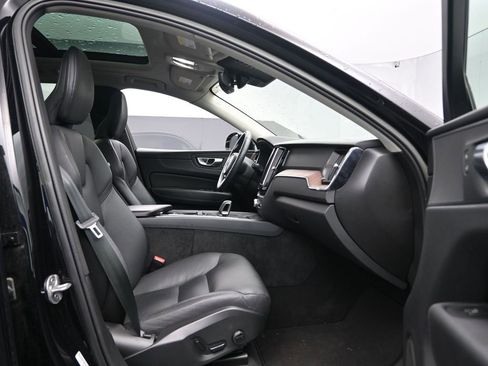 Used 2023 Volvo XC60 B5 Plus image 25