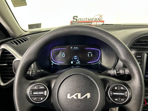 Used 2025 Kia Soul LX w/ LX Technology Package FWD image 13