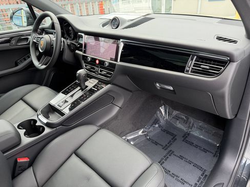 Certified 2026 Porsche Macan AWD/4WD image 17
