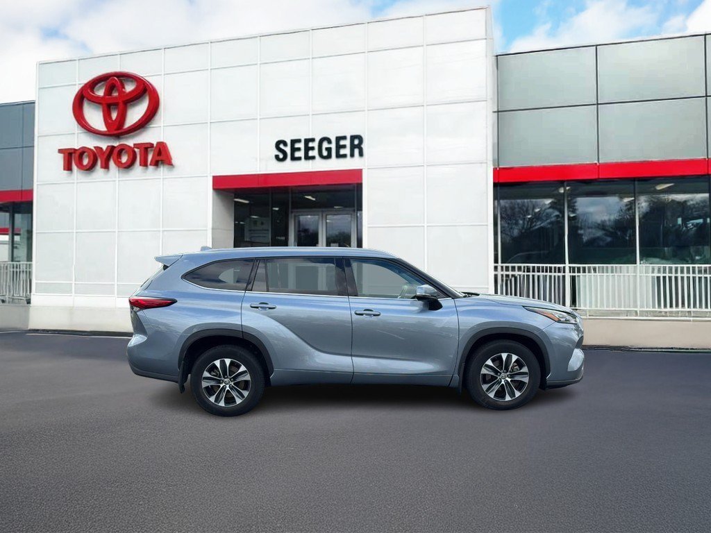 Used 2020 Toyota Highlander XLE AWD/4WD image 2