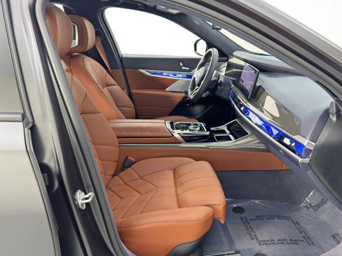 Used 2023 BMW i7 xDrive60 image 17