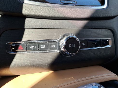 Used 2023 Volvo XC90 B6 Ultimate w/ Lounge Package image 11