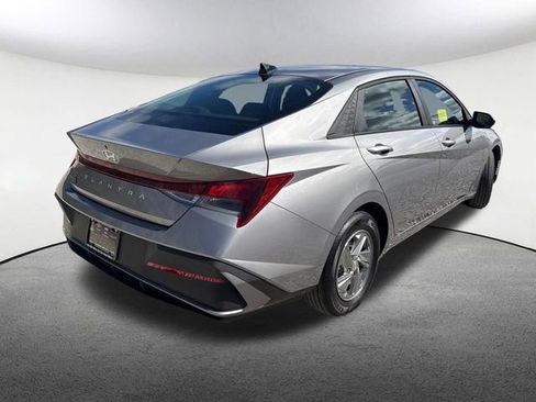 Used 2026 Hyundai Elantra SE FWD image 13