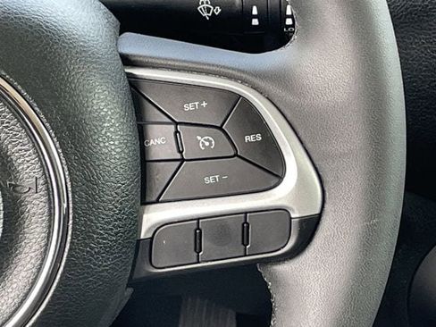 Used 2019 Jeep Renegade Latitude FWD image 12