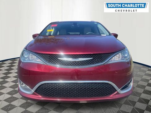 Used 2017 Chrysler Pacifica Touring-L w/ 13 Speaker Alpine Sound Group FWD image 2