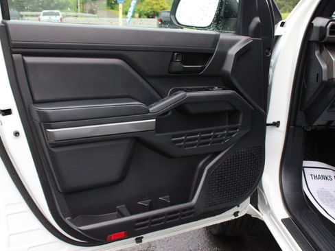 Used 2025 Toyota Tacoma SR5 AWD/4WD image 13