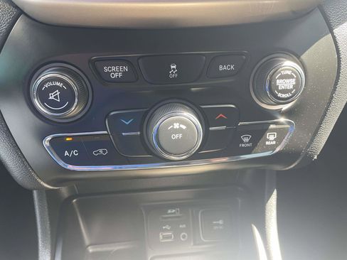 Used 2016 Jeep Cherokee Latitude FWD image 27